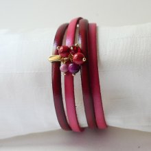 Pulseira dupla em pele decorada com pérolas fúcsia