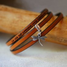 Pulseira com um pendente de couro de 3 voltas, personalizável por gravação