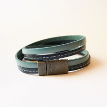 Bracelete em pele azul com costura dupla e fecho magnético