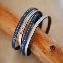Bracelete dupla em pele azul com pesponto e escolha de cores para personalizar através de gravação