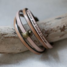 Correia dupla de couro em duo decorada com uma tartaruga de bronze