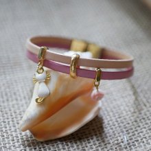 Pulseira dupla em pele com gato dourado e pingentes cor-de-rosa 