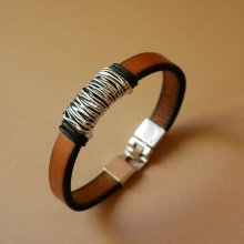 Bracelete em pele camel com decoração em metal entrançado e fecho em forma de T