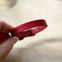 Pulseira masculina em pele vermelha para ser personalizada por gravação