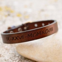 Pulseira em pele masculina gravada castanha escura com fivela prateada para ser personalizada
