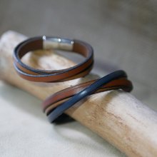 Pulseira de punho em pele bicolor cruzada com mensagem gravada para homem