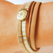 Pulseira de couro com vários elos e laço dourado com raios de sol