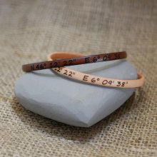 Pulseiras de oferta para casais em pele, ambas personalizadas com a mesma gravação 