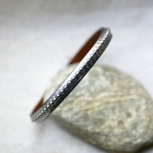 Pulseira feminina em couro metálico cinzento escuro com missangas prateadas 