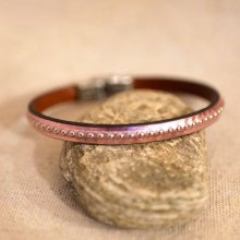 Pulseira feminina em pele metálica rosa com contas de prata 