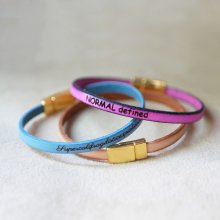 Pulseira em pele fina com fecho magnético dourado, personalizada com gravação 