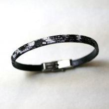 Pulseira feminina em pele preta fina com efeito brilhante
