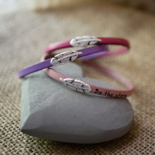 Pulseira de couro para menina com pena para personalizar com gravação 