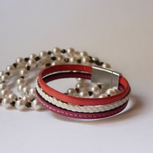 Pulseira de punho entrançado em pele branca e coral