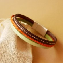 Pulseira de punho em pele múltipla com amêndoa, trança laranja e costura bordeaux