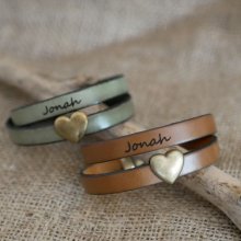 Pulseira dupla de couro e coração de bronze, possível gravação das suas palavras