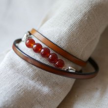 Pulseira de couro castanho e pérolas vermelhas para mulheres, uma tripla volta para personalizar 