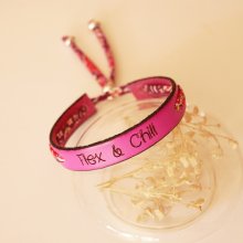 Pulseira Flex &amp; Chill gravada Florâme com fita liberty floral em pele fúcsia