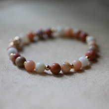 Pulseira com contas de pedra natural Aventurina rosa e branca e pérolas douradas