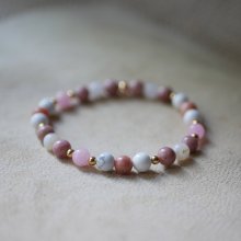 Pulseira com contas de ouro e pedras naturais Howlite e Rhodonite