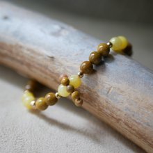 Pulseira de pedras naturais com contas de jade amarelo e mokaïte e um anel de mini contas