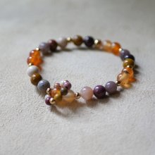 Pulseira de pedra natural mokaïte e cornalite com anel de mini pérolas