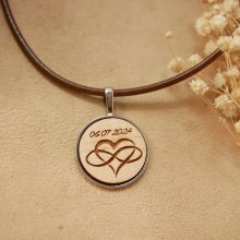 Colar em pele com pendente em cabochão de madeira gravado para personalizar