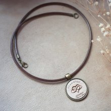 Colar de couro com pendente de cabochão de madeira gravado em latão antigo para personalizar