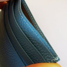 Porta-cartões em pele azul clara