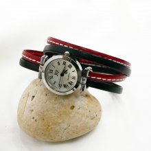 Relógio com bracelete dupla em pele vermelha com pesponto 