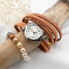 Pulseira de couro prateada com várias voltas e fecho ajustável