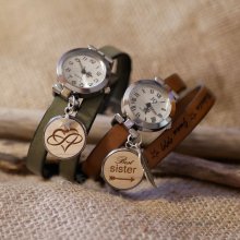 Relógio de cabochon gravado em madeira com bracelete dupla de couro 