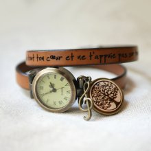 Relógio com cabochão de madeira gravado com bracelete dupla em pele e mostrador em bronze