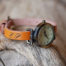 Relógio pulseira em pele com iniciais gravadas