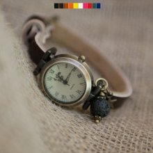 Relógio com encanto de pedra de lava e correia de couro à sua escolha