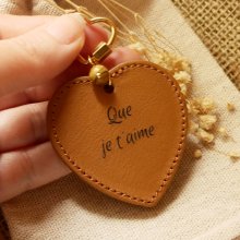 Porta-chaves com um grande coração em pele para gravar e personalizar