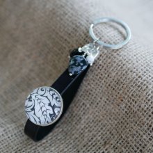 Porta-chaves em pele ou jóia de bolsa, cabochon preto e branco e pérolas