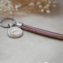 Porta-chaves personalizado em couro e madeira para jóias com pompom em couro e cabochão gravado