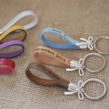 Porta-chaves em pele a personalizar através de gravura decorada com um laço